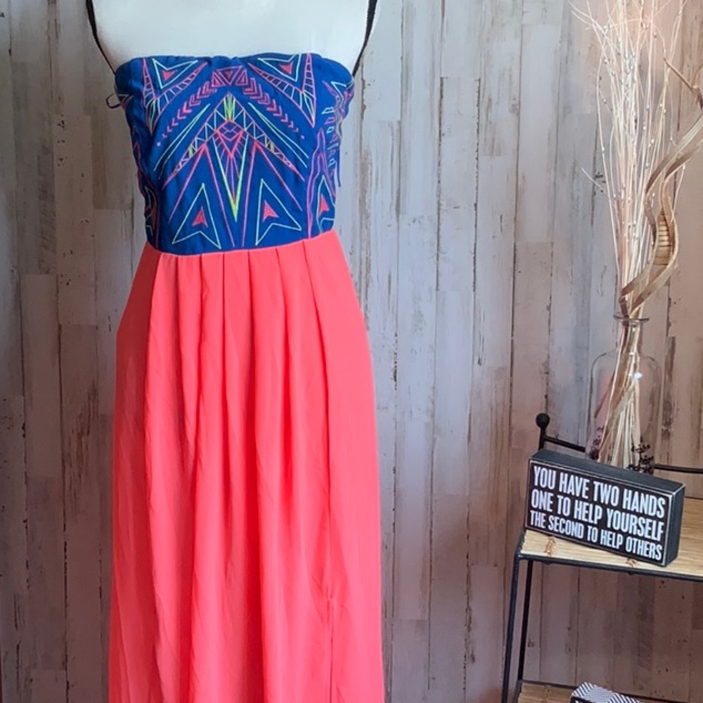 Strapless long embroidered dress. Size L